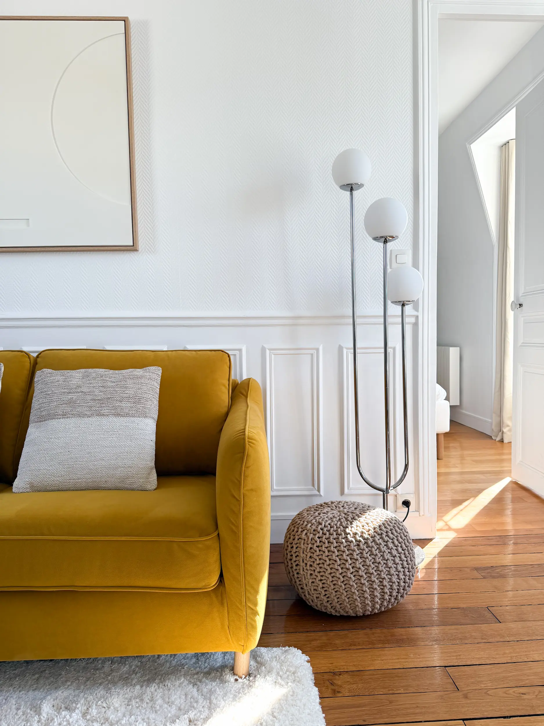 Canapé salon appartement rénové Paris 14e ambiance rétro chic, Studio LC Design