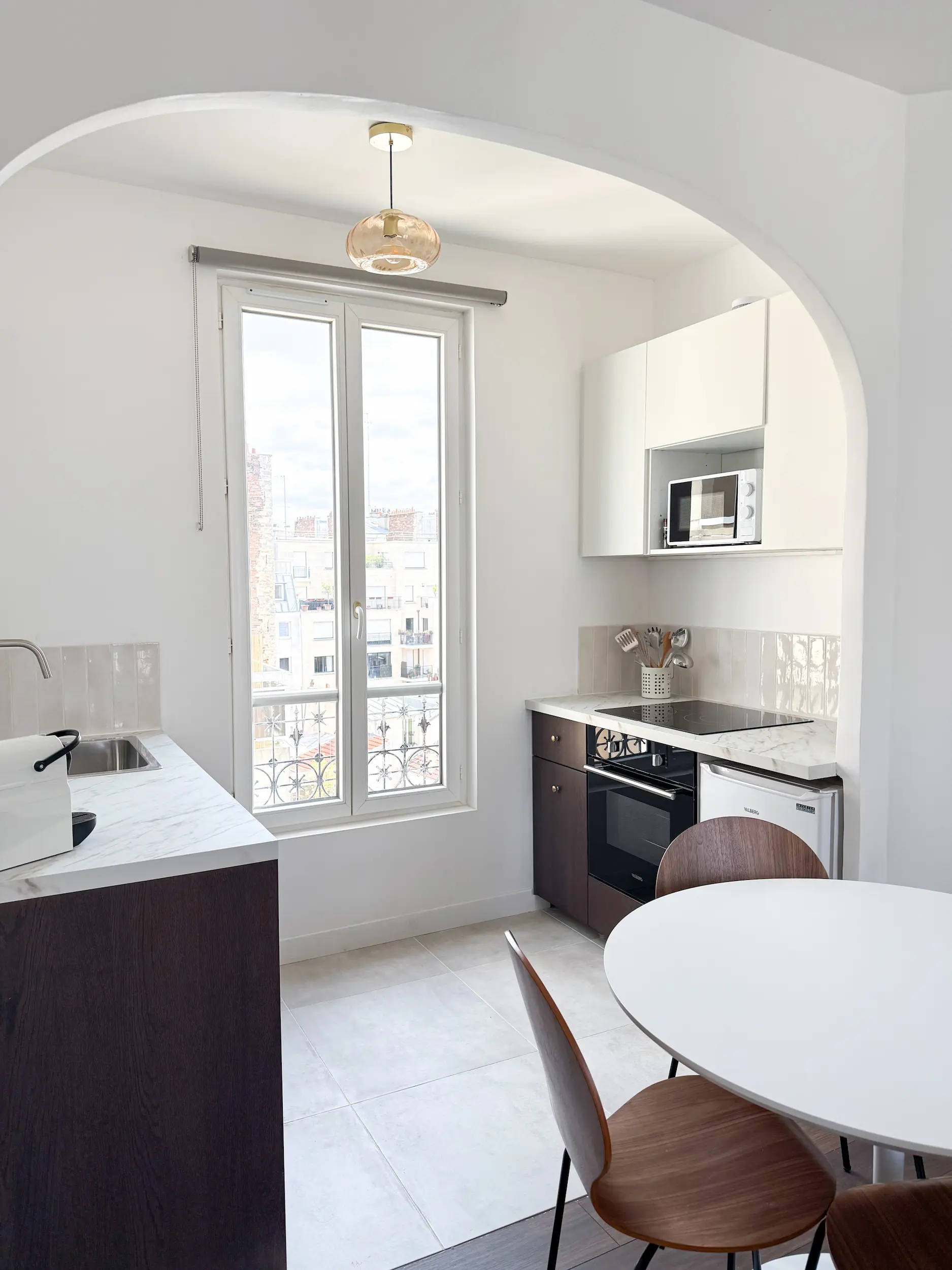Cuisine ouverte sur séjour rénovation appartement Paris 14e, Studio LC Design