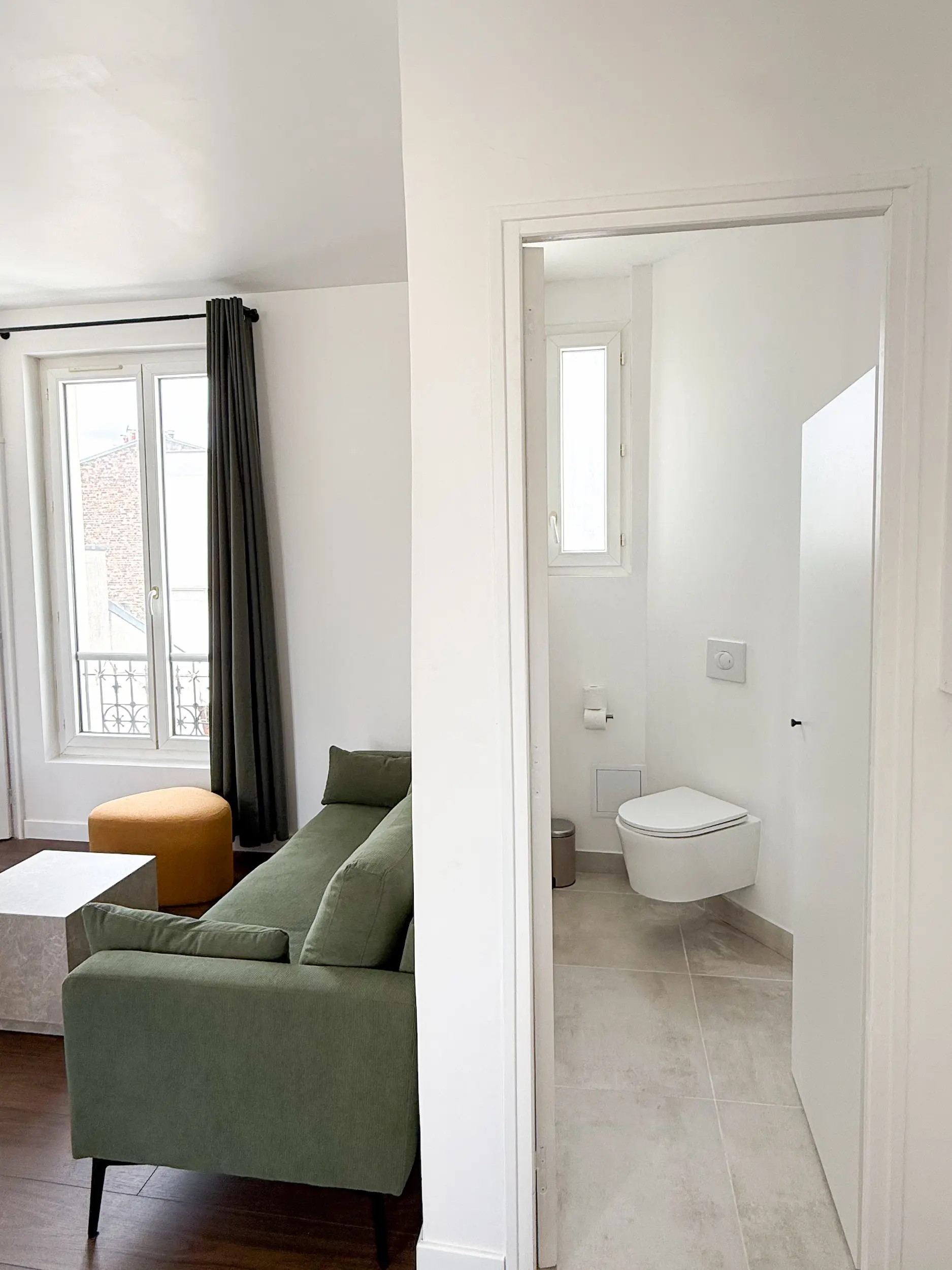 Salon à côté de wc rénovation appartement Paris 5e, Studio LC Design